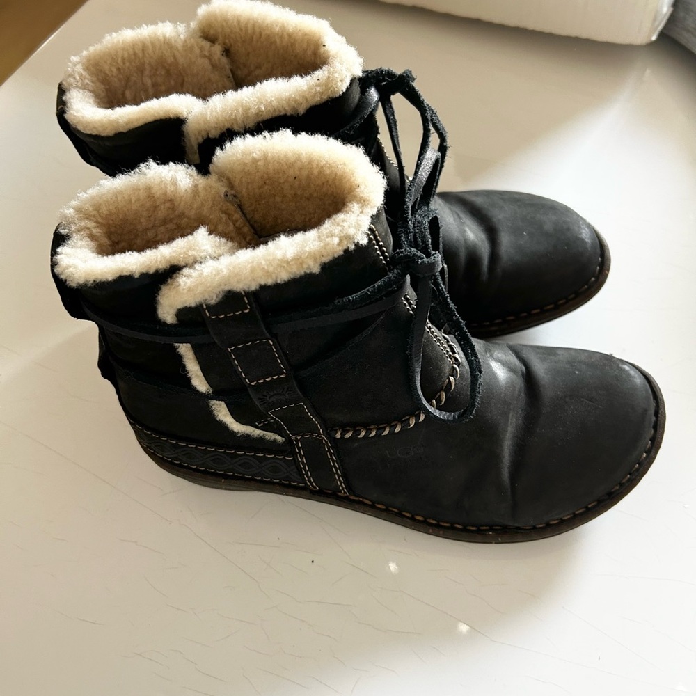 UGG Cove Black Size 8 Suede Shesrling Cream Lining Ankle Winter Boots